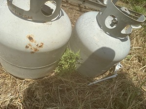 lot 1822 image: qty 2 propane tanks