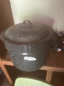 lot 1636 image: speckled stock pot