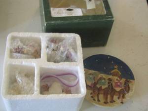 lot 38 image: ceramic dcor pieces tiny