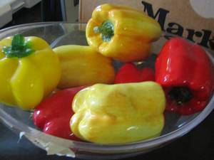 lot 39 image: glass bell peppers red and yellow with a clear bowl