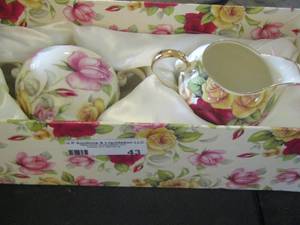 lot 43 image: Royal Elfleda COUNTRY ROSE  sugar and creamer dish