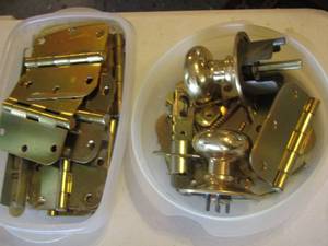 lot 67 image: lot of various door hinges and door knobs