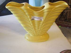 lot 79 image: 3 slot yellow flower vase