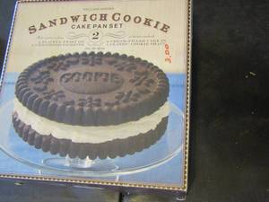 lot 88 image: sandwich cookie cake set