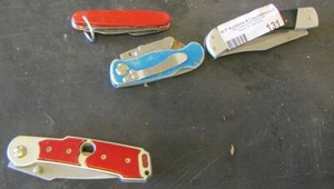 lot 131 image: various pocket knives
