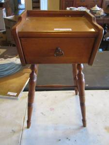 lot 170 image: Empire furniture small table with 1 drawer- 221313