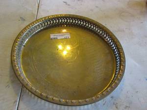 lot 171 image: small oval perfume trey