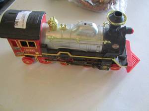 lot 196 image: Echo 3318 red and black train