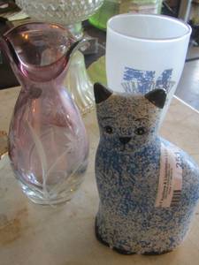 lot 251 image: purple vase, cat dcor, large cup