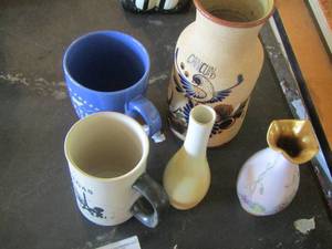 lot 253 image: handled coffee cups, qty 3 vases