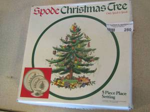lot 280 image: Spode Christmas tree 5 piece place setting 10 plate,8 plate, 6 plate, cup and saucer