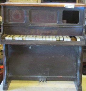 lot 292 image: SCHORNHUT KIDS PIANO
