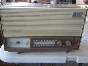 lot 307 image: AMFM GE Radio vintage