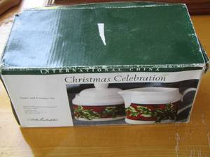 lot 315 image: Christmas celebration sugar and creamer set