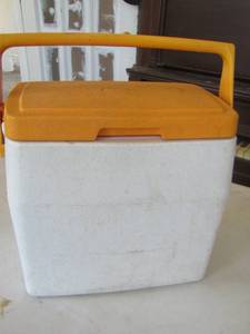 lot 331 image: box of various hats