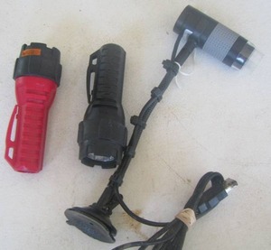 lot 365 image: 2 small flash lights, plug in flash light