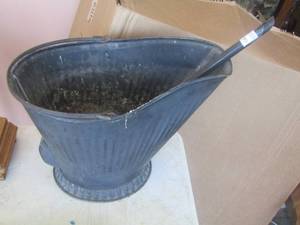 lot 372 image: metal ash bucket and mini shovel