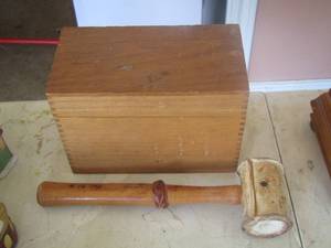 lot 375 image: empty recipe box , hammer