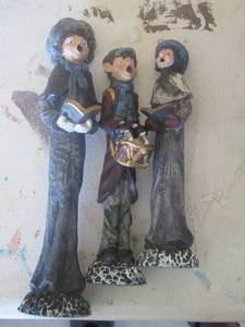 lot 377 image: qty 3 singing figurines