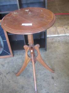 lot 550 image: 28x16 round side table