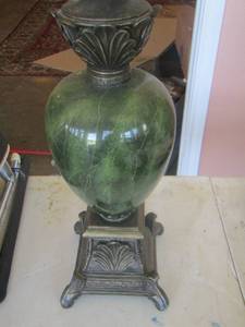 lot 552 image: green table lamp no shade