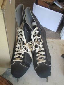 lot 554 image: qty 2 pair ice skates 9.5