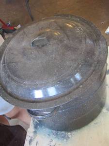 lot 564 image: speckled roasting pan with lid