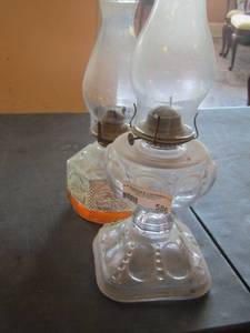 lot 586 image: qty 2 clear glass oil lamps