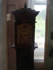 lot 613 image: GRANDMOTHER CLOCK CABINET