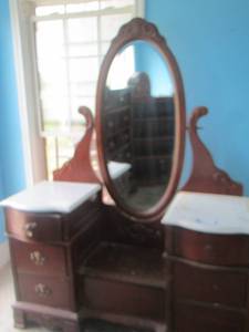 lot 609 image: vintage vanity with 6 drawers needs to be wiped down and needs some love