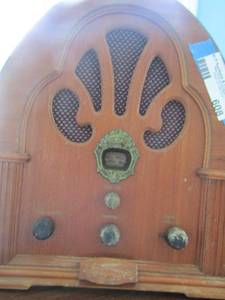lot 608 image: vintage Thomas brand radio am and FM