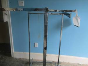 lot 620 image: clothing rack