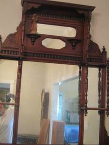 lot 628 image: 4644 approx. wall mirror with side shelving for small dcor