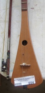 lot 654 image: STRUMSTICK G-29 WITH BOW