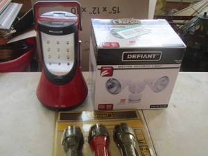 lot 665 image: defiant outdoor light- lantern- new in pack flash lights