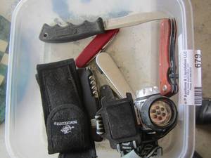 lot 679 image: multiple pocket knifes