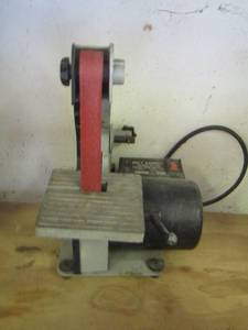 lot 695 image: 1 belt sander