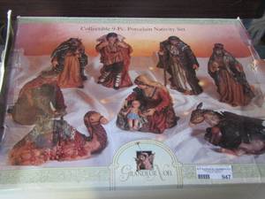 lot 947 image: Grandeur Noel porcelin nativity set