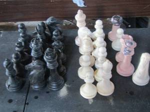 lot 953 image: glass chest pieces