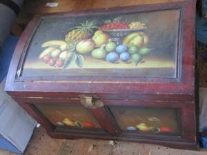 lot 960 image: small fruit design chest