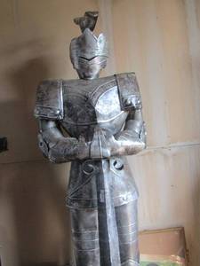 lot 964 image: 7ft tall KNIGHT SUIT OF ARMOUR