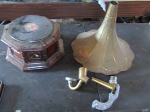 lot 982 image: VICTROLIA