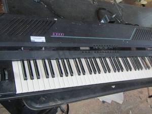lot 23 image: Kurzweil K-1000 keyboard