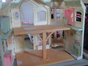 lot 1018 image: well loved and played with little girls plastic Doll house
