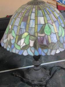lot 1022 image: stained glass lamp very good shape and still works