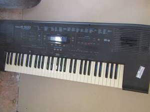 lot 1034 image: Roland E-500 keyboard no cords included