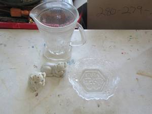 lot 1055 image: home dcor- S&P shaker