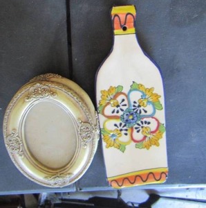 lot 1069 image: OVAL FRAME & WALL DCOR