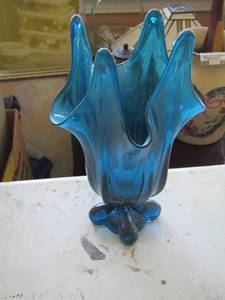 lot 1077 image: MID-CENTURY MODERN VIKING SWUNG HANKERCHEIF PEDESTAL VASE