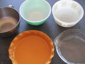 lot 1080 image: mixing bowls and pie plates